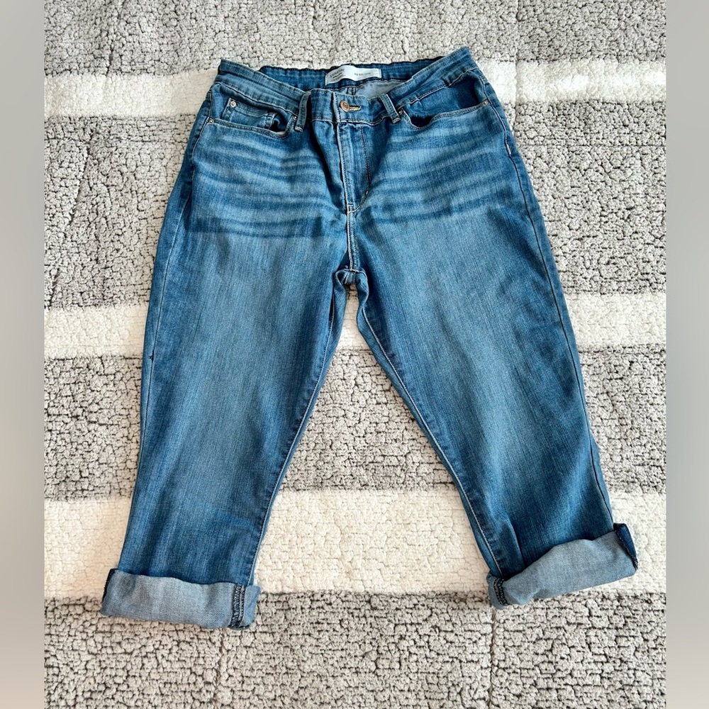 Signature by Levi Strauss & Co. Women's Mid Rise Capri Denim Jeans Size 10
